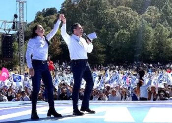 Enrique Vargas del Villar, felicitó a la candidata aliancista al gobierno del estado de México, Ale Del Moral por su desempeño en el primer debate organizado por el IEEM, participación que dejó en claro, quien tiene las mejores propuestas para los mexiquenses. "El triunfo de nuestra candidata en el debate fue contundente".
