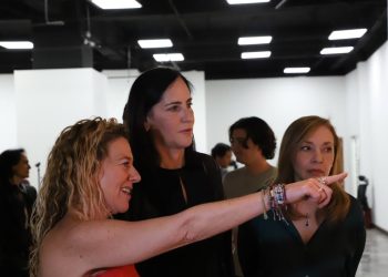 La alcaldesa de Álvaro Obregón, Lía Limón, invitó a las y los habitantes de la demarcación y de otras alcaldías de la CDMX, aprovechando este periodo vacacional, a visitar y disfrutar de la exposición “Universos Paralelos” de los artistas plásticos Emilia Chaillo y Alejandro Dorantes, que tiene lugar en el Centro Cultural San Ángel.