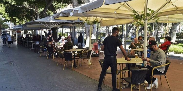 Parece incontenible. Cada día crece más el problema. Casi en cualquier calle o avenida de la Ciudad, de cualesquier Alcaldía, la gente se topa con mesas de restaurantes, cafeterías y hasta bares en las banquetas y arroyo vehicular. Negocios pequeños que no tienen una sola mesa adentro y afuera tienen 5 o hasta más. Establecimientos que tienen 10 mesas adentro, y hasta 20 o más afuera.