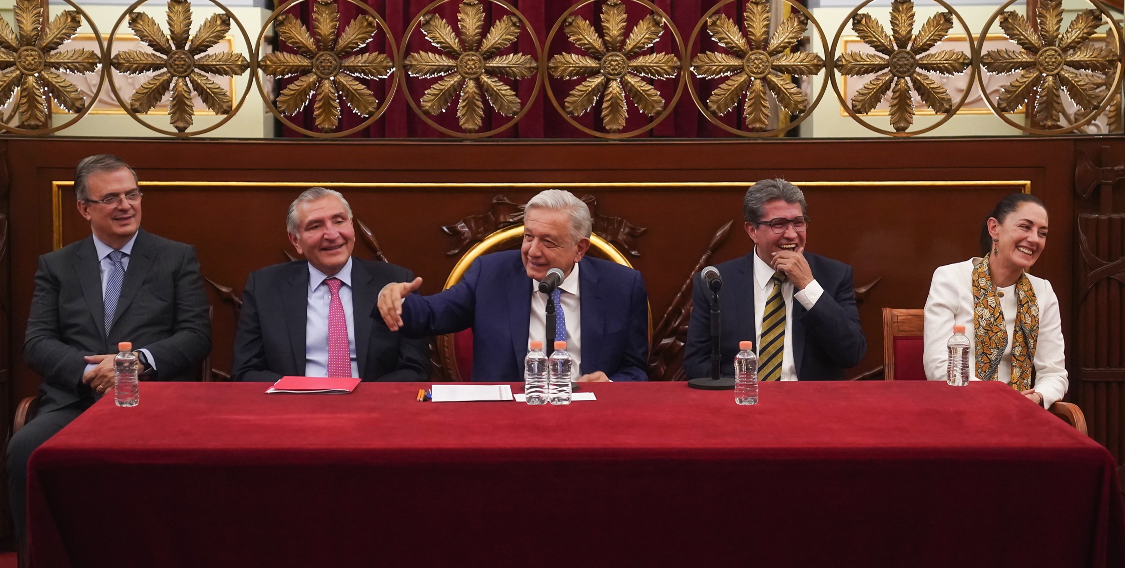 “Simplemente era un saludo cordial, amable, amistoso con nuestro presidente Andrés Manuel López Obrador”, subrayó.