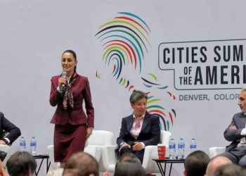 Para la jefa de Gobierno, Claudia Sheinbaum, los proyectos ambientales y de transporte público deben realizarse con justicia social, así lo expuso al participar en la Cumbre de Ciudades de las Américas, que se realizó miércoles y jueves en Denver,