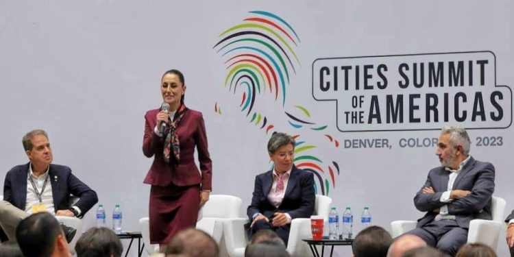 Para la jefa de Gobierno, Claudia Sheinbaum, los proyectos ambientales y de transporte público deben realizarse con justicia social, así lo expuso al participar en la Cumbre de Ciudades de las Américas, que se realizó miércoles y jueves en Denver,
