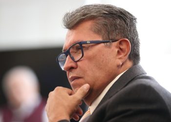 El Senado de la República actualizó en días recientes la Ley Federal del Trabajo para garantizar que las empresas con más de 20 empleados contraten un 5 por ciento de personas adultas mayores, con la finalidad de asegurarles una vejez productiva y su inclusión en la economía nacional, destacó el senador Ricardo Monreal.