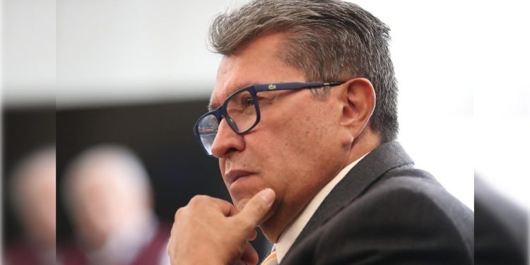 El Senado de la República actualizó en días recientes la Ley Federal del Trabajo para garantizar que las empresas con más de 20 empleados contraten un 5 por ciento de personas adultas mayores, con la finalidad de asegurarles una vejez productiva y su inclusión en la economía nacional, destacó el senador Ricardo Monreal.