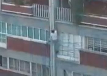 Cae sujeto cuando escalaba un edificio en la Benito Juárez