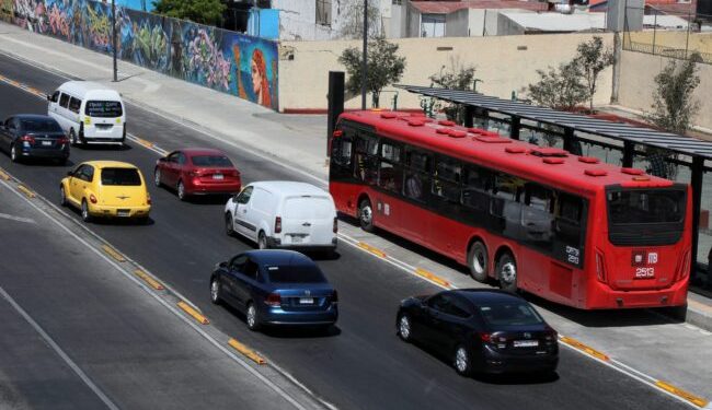 Choca Metrobus contra camioneta en avenida Balderas  y Chapultpec