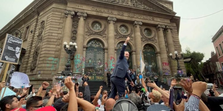 Al llegar al Congreso de la Ciudad de México, recibieron al alcalde de Benito Juárez, Santiago Taboada, a coro: ¡Taboada, amigo, Iztapalapa está contigo! Luego, lo alzaron en hombros y lo dejaron en la puerta principal del recinto.