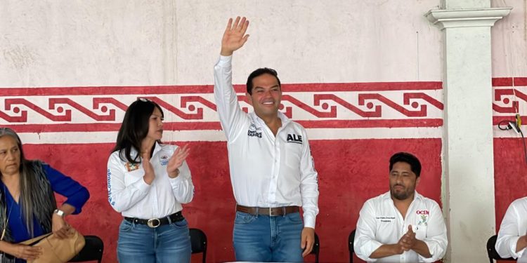Integrantes de la Organización de Campesinos e Indígenas de México (OCIM) de la región de Xonacatlán, se reunieron con liderazgos de Acción Nacional para respaldar a su candidata a la gubernatura del estado de México, Ale del Moral, por lo que se comprometieron a salir a votar el próximo 4 de junio por el PAN.