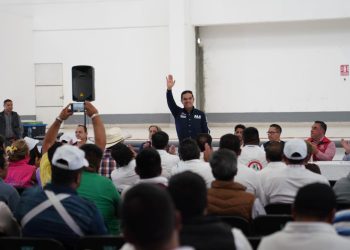 "Me comprometo a estar muy cerca del próximo gobierno del estado de México y de Alejandra del Moral, para sacar adelante al transporte", aseguró el diputado Enrique Vargas del Villar, al reunirse con integrantes de la Organización de Campesinos e Indígenas OCIM, en Almoloya de Juárez.