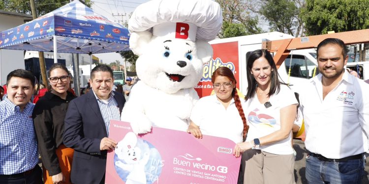 Entrega Lía Limón módulo de juegos de Barrio Norte  en