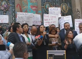 Ayer ocurrió un hecho inédito, que ni en los tiempos más duros de la vieja guardia priísta: el cuerpo de granaderos –que ya no son granaderos– de la jefa de Gobierno, Claudia Sheinbaum tomó el Congreso de la Ciudad de México y sustituyó a la oposición, pues fueron los propios policías quienes le impidieron a los diputados del PAN