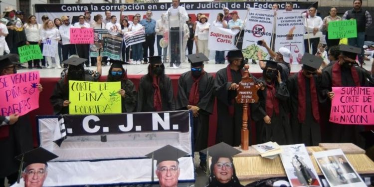 “Es un insulto grave y agravio al Estado de Derecho… es un reto directo que atenta en contra de la democracia mexicana, mientras que se vive violencia al máximo en Veracruz. Las porras de Morena y sus fanáticos siembran miedo a la población, eso quiere instaurar Morena: sino votan por ellos, violencia", advierte Döring.