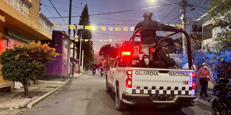 Como resultado del trabajo coordinado entre los tres niveles de gobierno, la Guardia Nacional (GN) realiza recorridos de vigilancia para la prevención del delito en barrios y colonias de la demarcación.  