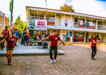 on la intención de motivar a más jóvenes a unirse al proyecto de educación integral con valores “Escuelas para la Vida”, alumnos realizaron demostraciones de música, danza y box en diversos planteles educativos de la alcaldía Tláhuac.