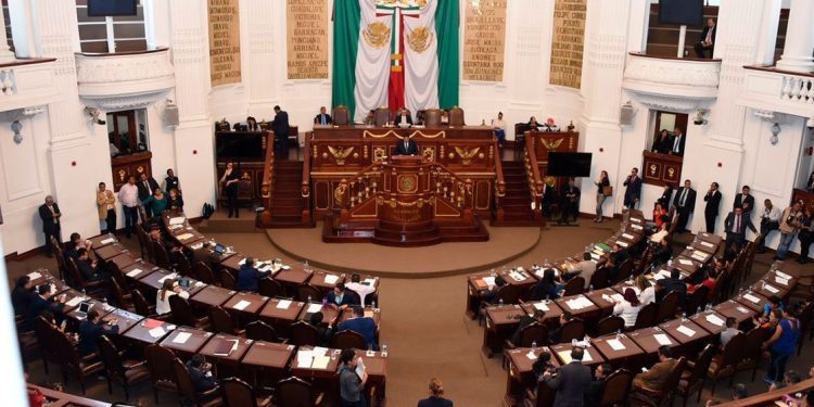 El Congreso capitalino aprobó reformar el artículo 8, numeral 3 del apartado C de la Constitución Política de la Ciudad de México, con el objetivo de consolidar las bases de una ciudad innovadora y de derechos, a iniciativa de Claudia Sheinbaum Pardo, ex titular de la Jefatura de Gobierno, así como de los diputados Diego Orlando Garrido López (PAN) y Carlos Cervantes Godoy (MORENA).