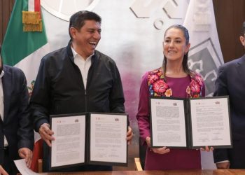 Por la tarde de ayer, Sheinbaum signó acuerdos con el gobernador de Oaxaca, Salomón Jara, para la digitalización de la administración de aquel estado.