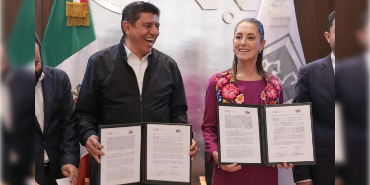 Por la tarde de ayer, Sheinbaum signó acuerdos con el gobernador de Oaxaca, Salomón Jara, para la digitalización de la administración de aquel estado.
