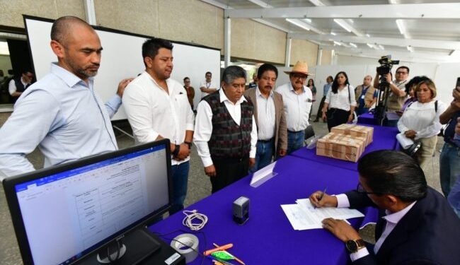 Entregan firmas para proceso de revocación de mandato del alcalde de Xochimilco