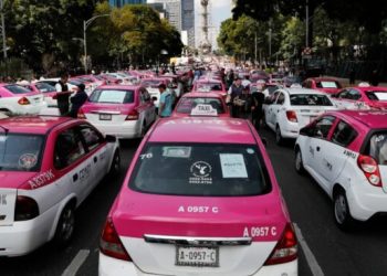Taxistas bloquean Eje Central; piden regular apps de transporte