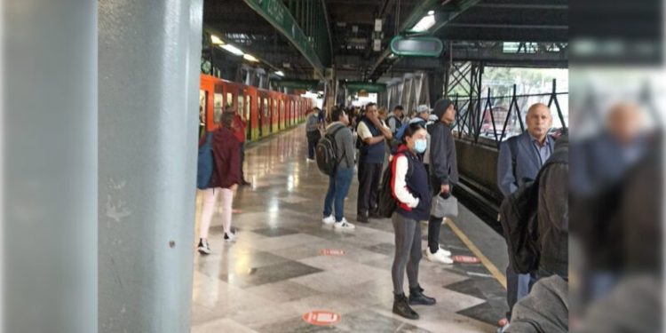 Reportan avance lento y aglomeraciones en Líneas del Metro