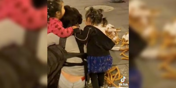 Policías de CDMX ofrecen disculpas a la señora de los churros por daños ocasionados