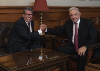 “¿Le interesa la Ciudad de México?”, le preguntaron al salir de Palacio Nacional, a lo que respondió: “Vamos a ver, vamos a ver, ahorita voy a estar preocupado por la campaña nacional”, expresó el líder de los senadores de Morena