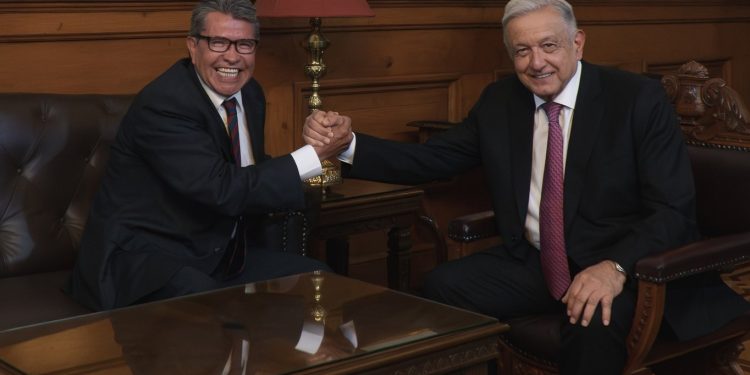 “¿Le interesa la Ciudad de México?”, le preguntaron al salir de Palacio Nacional, a lo que respondió: “Vamos a ver, vamos a ver, ahorita voy a estar preocupado por la campaña nacional”, expresó el líder de los senadores de Morena