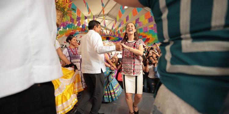 La jefa de Gobierno de la Ciudad de México Claudia Sheinbaum no se mueve de su postura política de que sea una encuesta en vivienda, “tal como lo establecen los estatutos”, el método de selección del candidato presidencial de Morena para 2024.