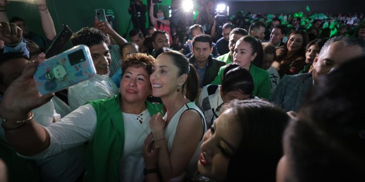 “Yo disciplinadamente me voy a esperar al domingo, al Consejo Nacional de Morena, para que ahí se diga el planteamiento y el lunes estarán escuchando mi posicionamiento frente al domingo, eso es muy importante”, expresó.