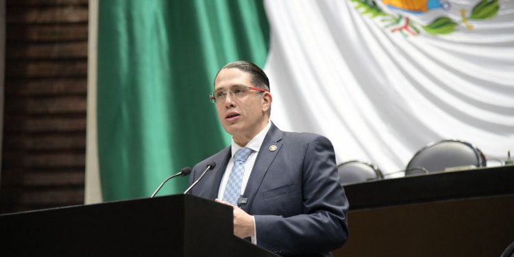 "La sociedad merece una explicación y conocer los criterios bajo los cuales los mexicanos patrocinamos traslados, hospedaje, actividades de diversión y demás a funcionarios de alto mando y a sus familias", enfatiza Luis Mendoza.