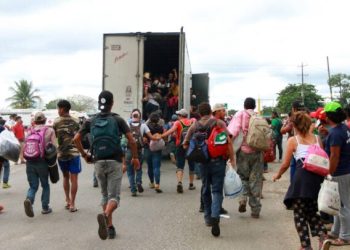 Reubica INM  a migrantes de Plaza Giordano Bruno