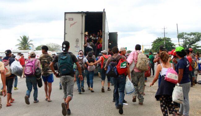 Reubica INM  a migrantes de Plaza Giordano Bruno