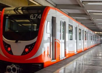 Mujer reclama a conductor del Metro por retrasos en el servicio