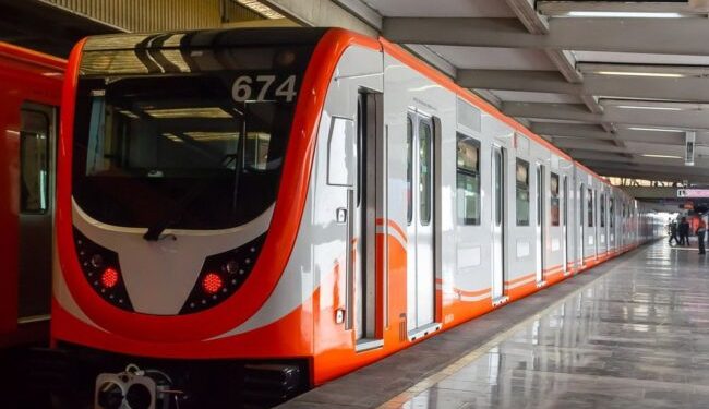 Mujer reclama a conductor del Metro por retrasos en el servicio