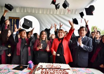 Berenice Hernández Calderón, alcaldesa de Tláhuac, estuvo presente en la ceremonia de graduación del Centro de Bachillerato Tecnológico Agropecuario (CBTA) número 35 del pueblo de San Juan Ixtayopan. 