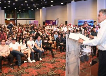 Ante colectivos de jóvenes, Ricardo Monreal Ávila, aspirante a la coordinación de los Comités de Defensa de la Cuarta Transformación, reconoció que el cambio de México ya comenzó gracias a la participación de este sector, “porque cuestionan, tienen visión y aportan propuestas”.