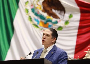 “Es infame que las autoridades quieran deslindarse del deceso de la menor y pongan en riesgo a millones de personas pagando con el dinero de todos los mexicanos, sumas millonarias a empresas que evidentemente son incapaces de brindar un servicio de calidad", sostiene el diputado federal Luis Mendoza