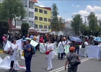 En su primer mes como jefe de Gobierno de la CDMX, Martí Batres nomás no ha podido resolver el conflicto político por las inconformidades de miles de trabajadores del sector salud capitalino, quienes este lunes de nueva cuenta bloquearon nueve avenidas en la CDMX.