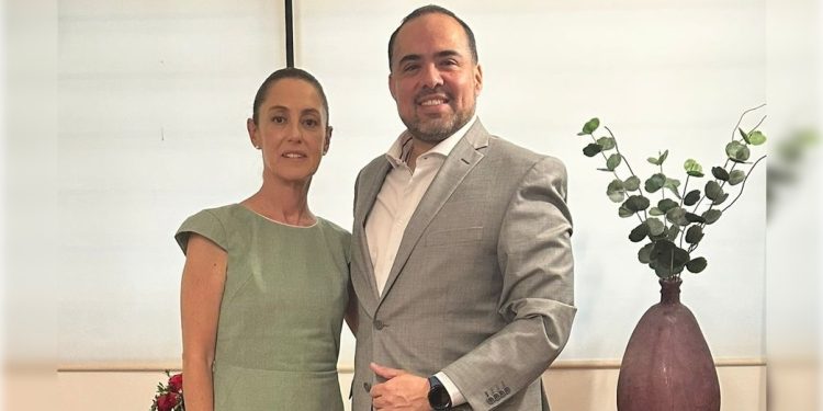 El 'Chimoltrufio' Gonzalo Espina así como dice una cosa, dice otra. Ayer calificaba de "mamarracho" al presidente López Obrador y hoy a poya a Claudia Sheinbaum, de quien dice es más panista que Xóchitl Gálvez.