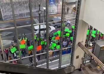 Nada que celebrar. Muy a su pesar, el jefe de Gobierno, Martí Batres tuvo que encabezar la reapertura de 5 estaciones de la Línea 12 del Metro, porque la principal autoridad de esta ciudad tenía que tomar la responsabilidad de la “operatividad segura”, algo que nunca quiso asumir su antecesora, Claudia Sheinbaum, porque ponía en riesgo su carrera presidencial.