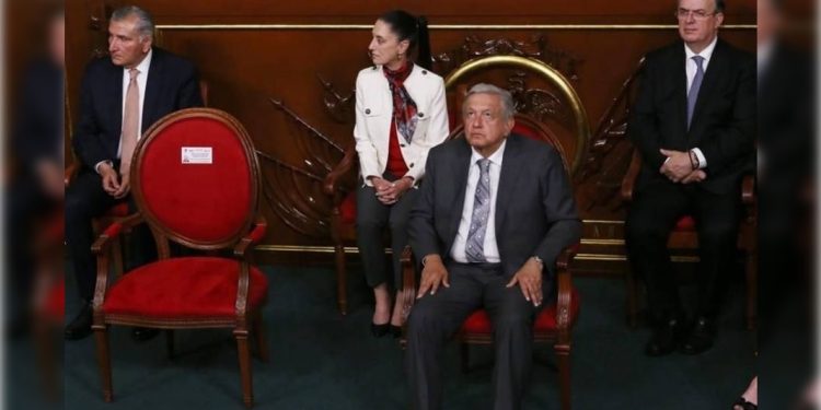 Todo indica que el presidente Andrés Manuel López Obrador regresará al plan original de sólo tres corcholatas: la ganadora, Claudia Sheinbaum; el perdedor, Marcelo Ebrard, y quien le levante el brazo a la triunfadora, Adán López.