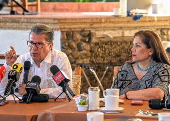 Desde el corazón de Coahuila, Ricardo Monreal pidió a todos los aspirantes a ocupar la Coordinación de la Defensa de la Cuarta Transformación a que hagan eco del llamado de atención que hizo el presidente Andrés Manuel López Obrador para que bajaran los anuncios espectaculares y no se incurriera a los excesos en el proceso interno.