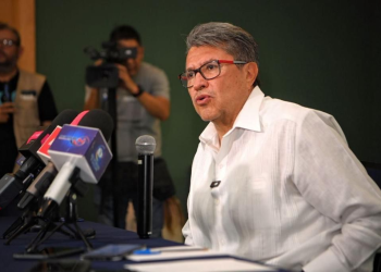 Ricardo Monreal Ávila pidió a los aspirantes a coordinar la Defensa de la Cuarta Transformación autocontenerse y retirar toda la publicidad personal, pues Morena surgió, justamente, para evitar ese tipo de excesos y derroches.