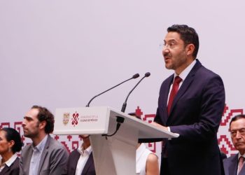 Al cumplir un mes al frente del Gobierno de la Ciudad de México, Martí Batres ofreció un primer informe de labores, en el que destacó la reapertura de 5 estaciones del tramo elevado de la Línea 12 del Metro, las iniciativas de ley que presentó para fusionar las figuras de suelo rural y suelo de conservación en una sola que se denomina suelo de conservación.