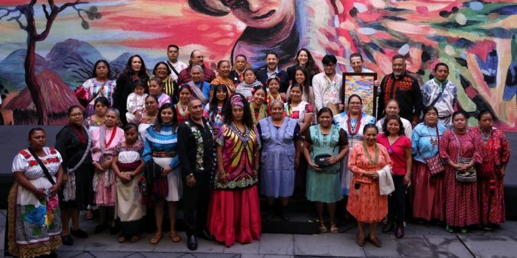 Martí Batres, jefe de Gobierno encabezó la presentación de la IX Fiesta de las Culturas Indígenas, Pueblos y Barrios Originarios de la Ciudad de México 2023 e invitó a los paseantes nacionales y extranjeros a conocer y a consumir las artesanías, gastronomía y otras actividades artísticas y culturales que se exhibirán en esta celebración.