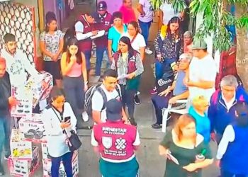 Reparten sartenes en CDMX a nombre  de Sheinbaum y Batres la deslinda