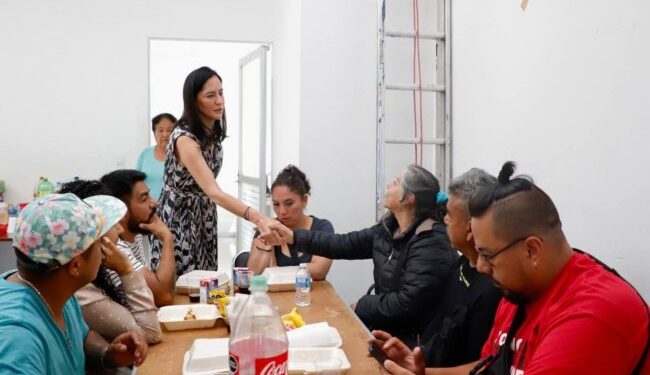 Visita Lía Limón a las 8 familias afectadas por la explosión en Punta de Cehuayo