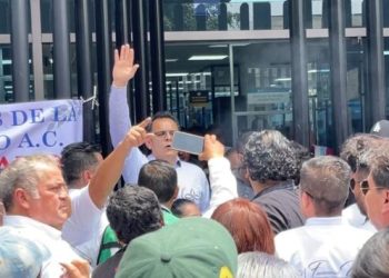 Protestan funerarios con sus carrozas