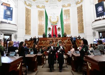 Nos cuentan que el general en retiro y diputado presidente del Congreso de la Ciudad de México, Fausto Zamorano Esparza continúa inquieto por el chamuscón que se dio y el precedente que sentó cuando el viernes pasado permitió que ingresaran al recito de Donceles y Allende militares armados, lo cual está prohibido no sólo por la Ley del Congreso y su Reglamento, sino por una muy larga práctica parlamentaria. FOTO: Congreso CDMX