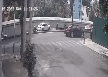 Hombres a bordo de motocicleta balearon a dos tripulantes de un auto Honda en carriles del Viaducto, en la alcaldía Cuauhtémoc de la Ciudad de México, dejando una persona muerta.